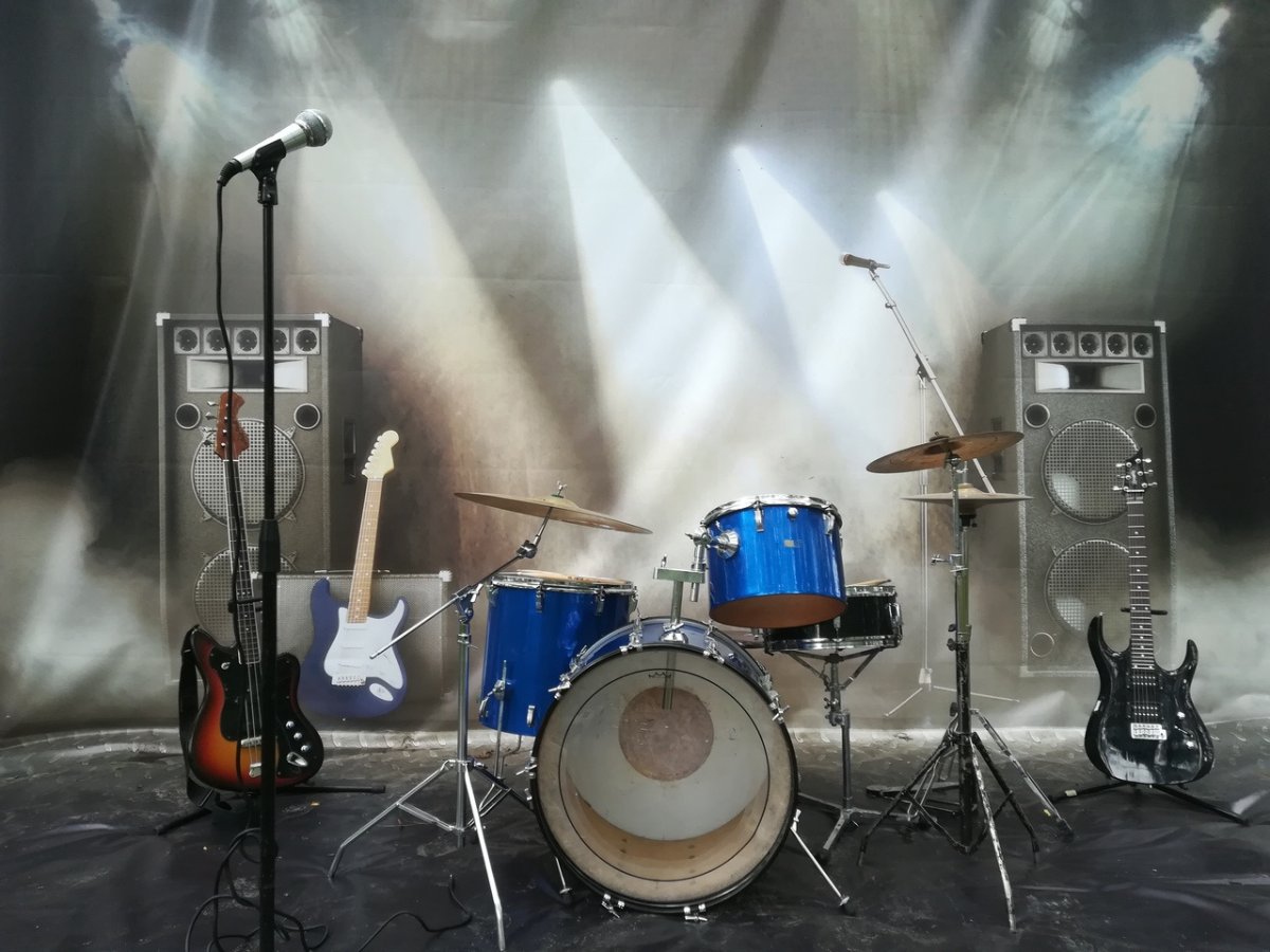 Гитара на стене