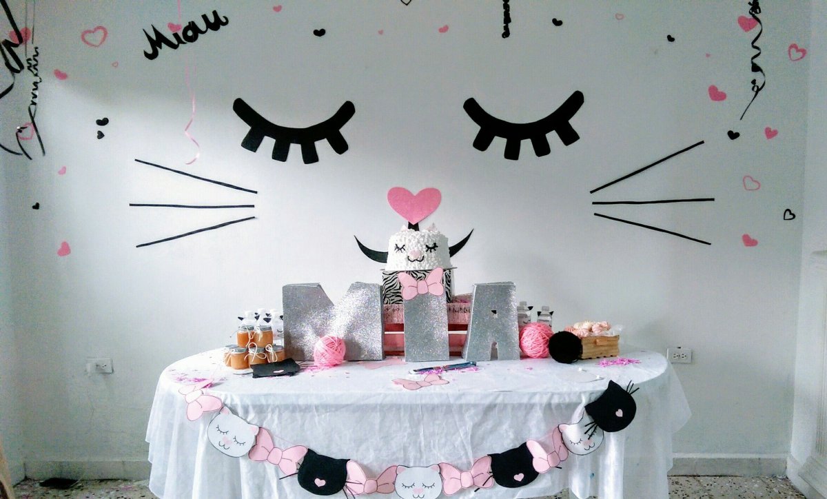 Фотозона три кота из шаров