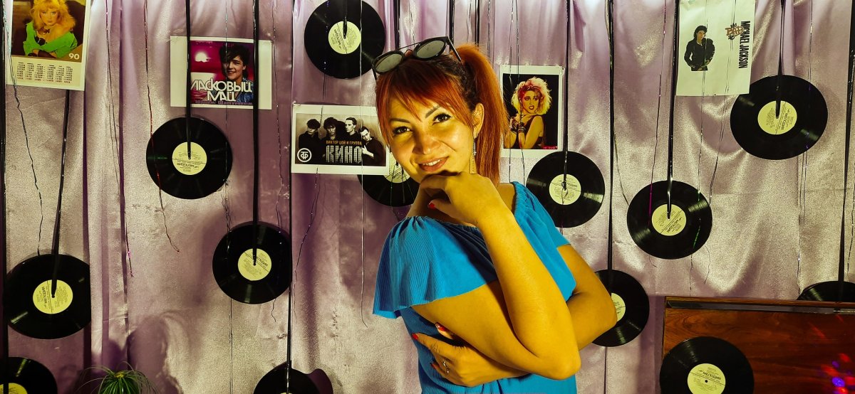 Украшение зала в стиле 90-х