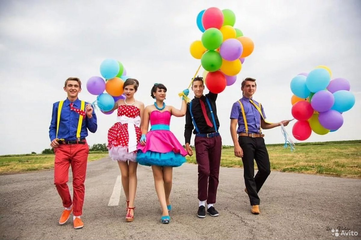 Украшение зала в стиле 90-х