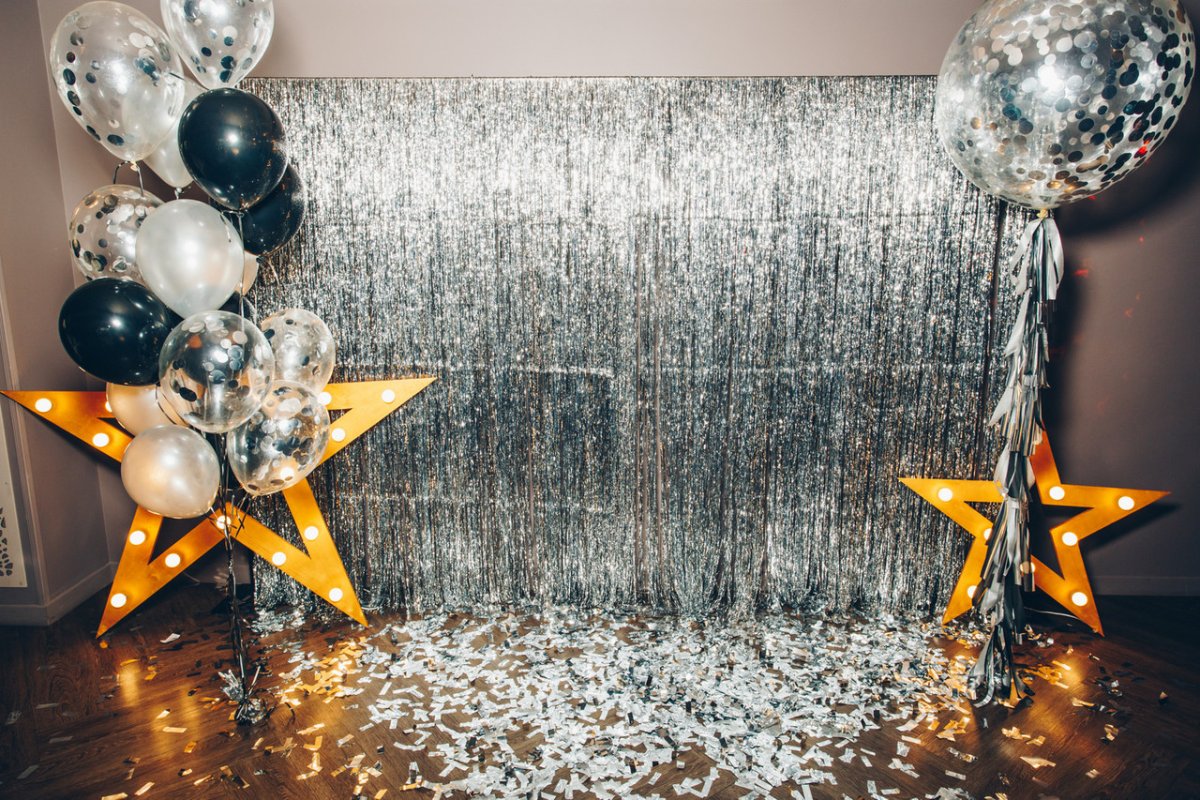 Фотозона с дождиком и шарами