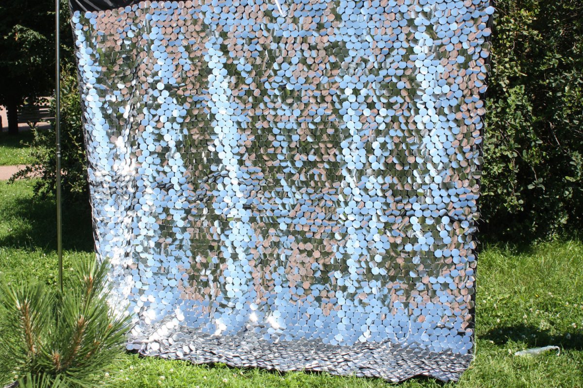 Фотозона из ткани с пайетками