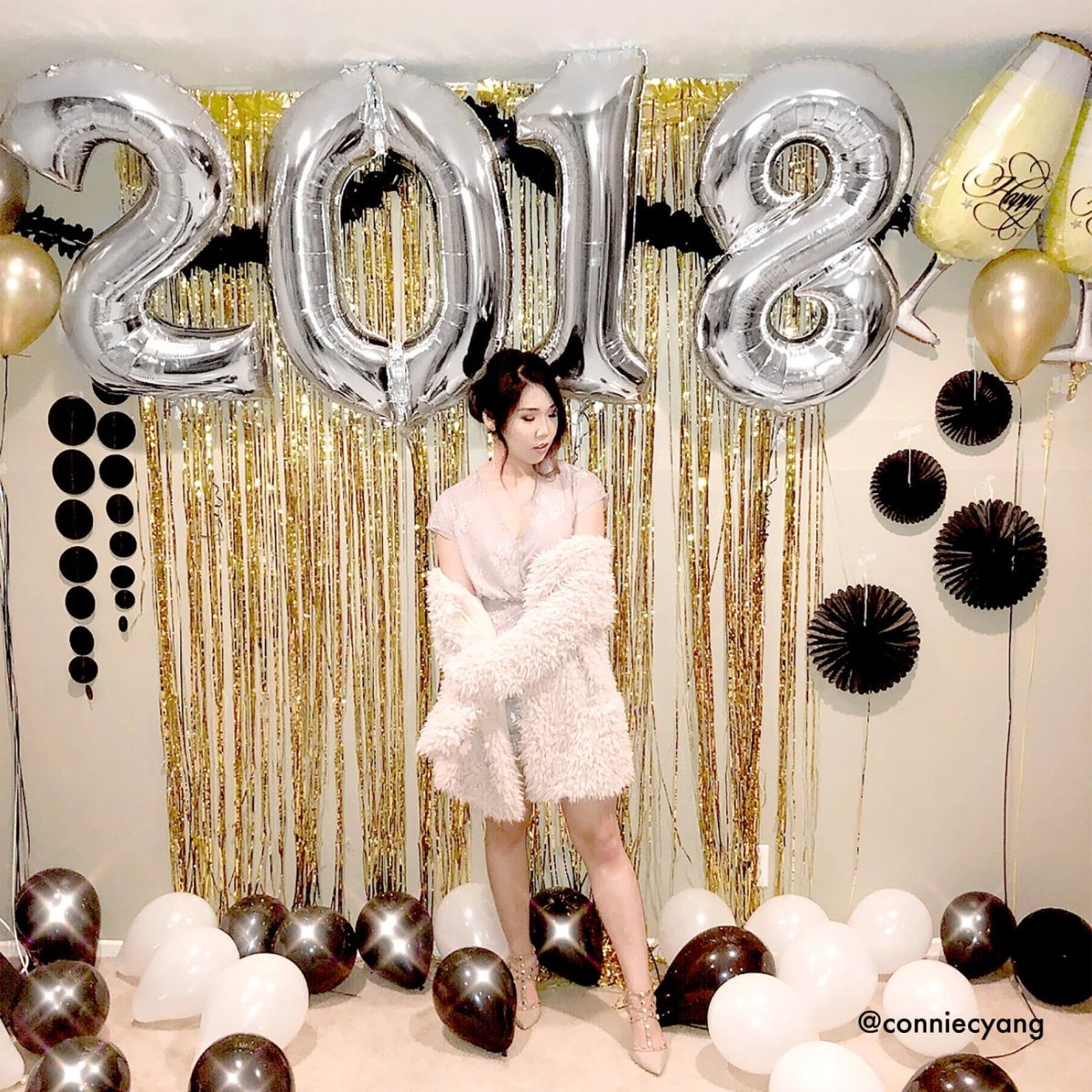 Фотозона с дождиком и шарами на новый год