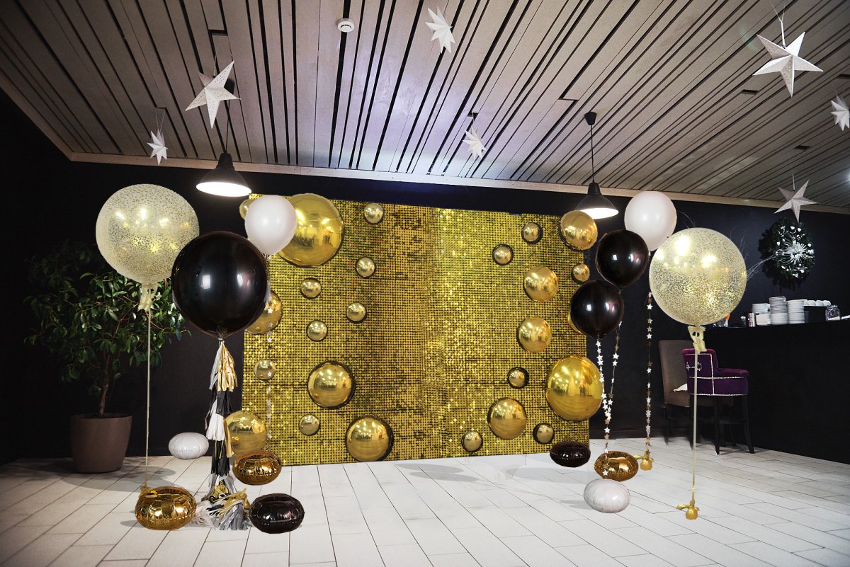 Фотозона с золотыми шарами