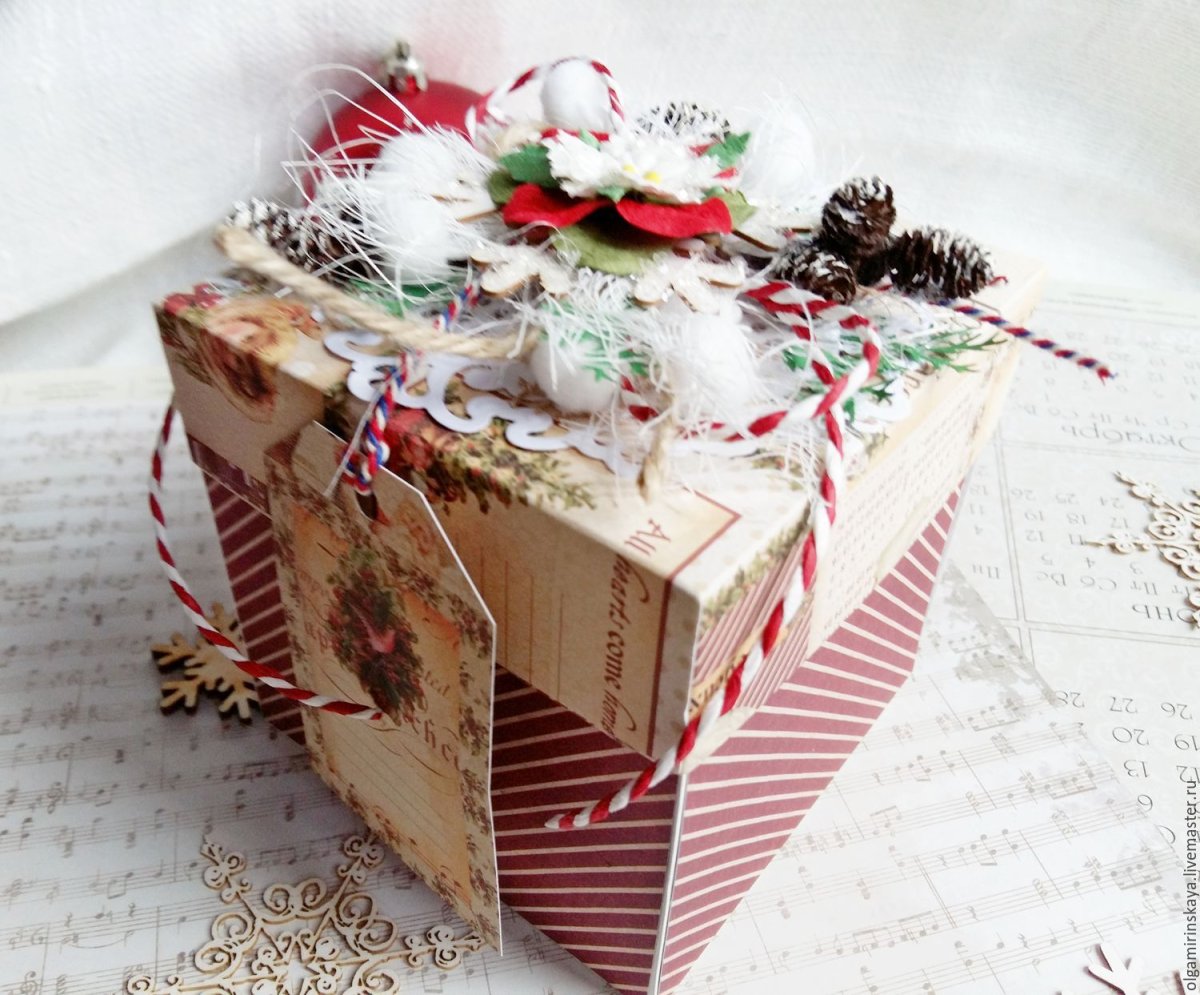 Подарочная коробка на столе