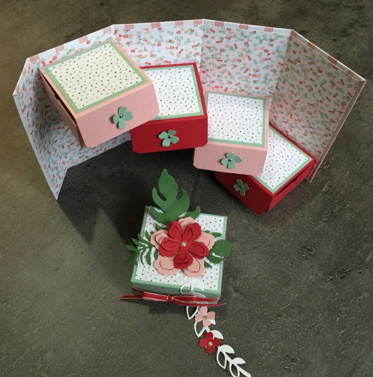 Коробка раскладушка с сюрпризом