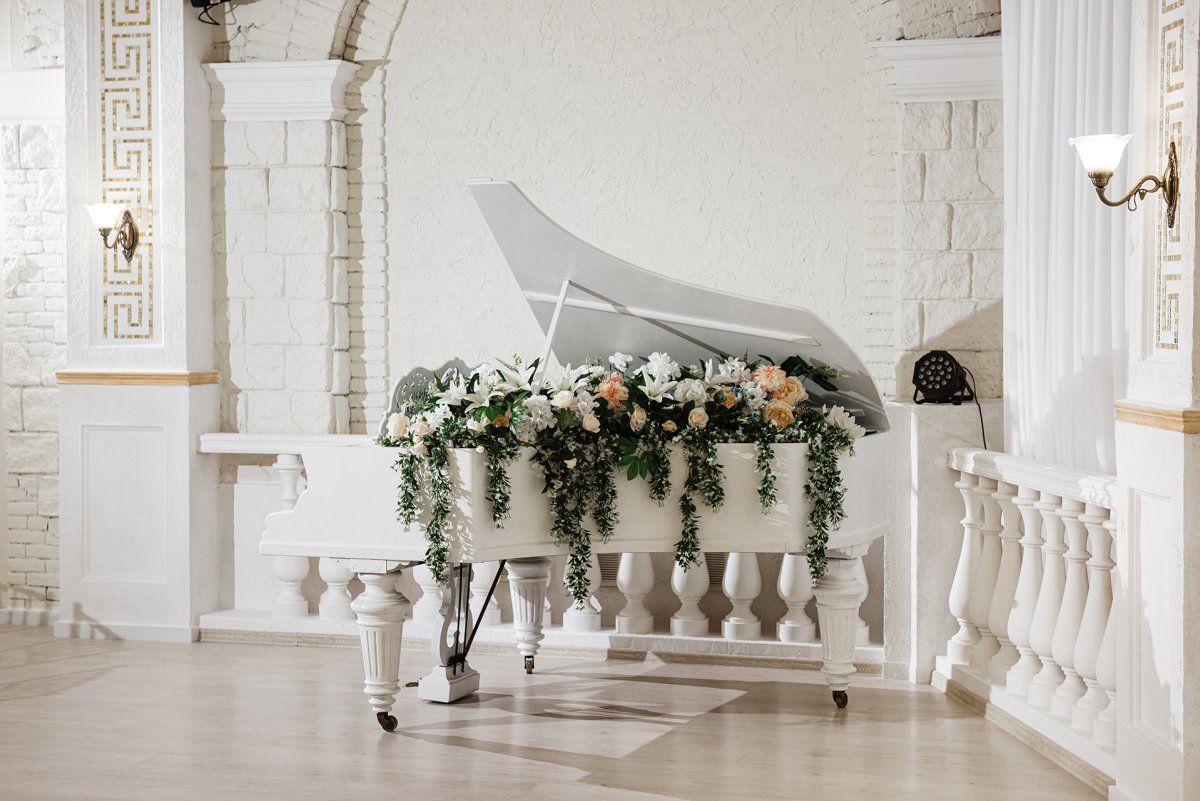 Клавиши пианино на стене