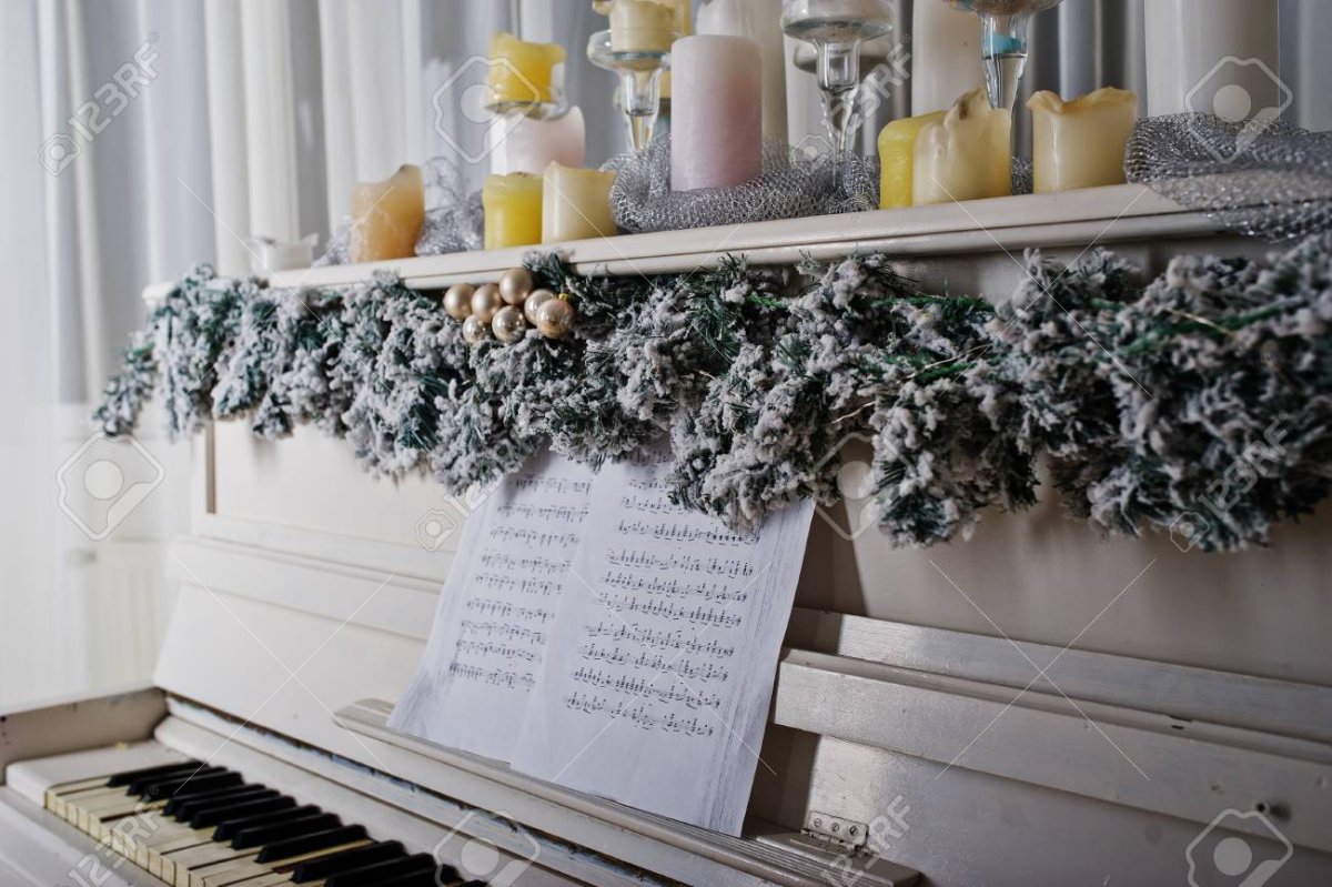 Белое пианино в интерьере