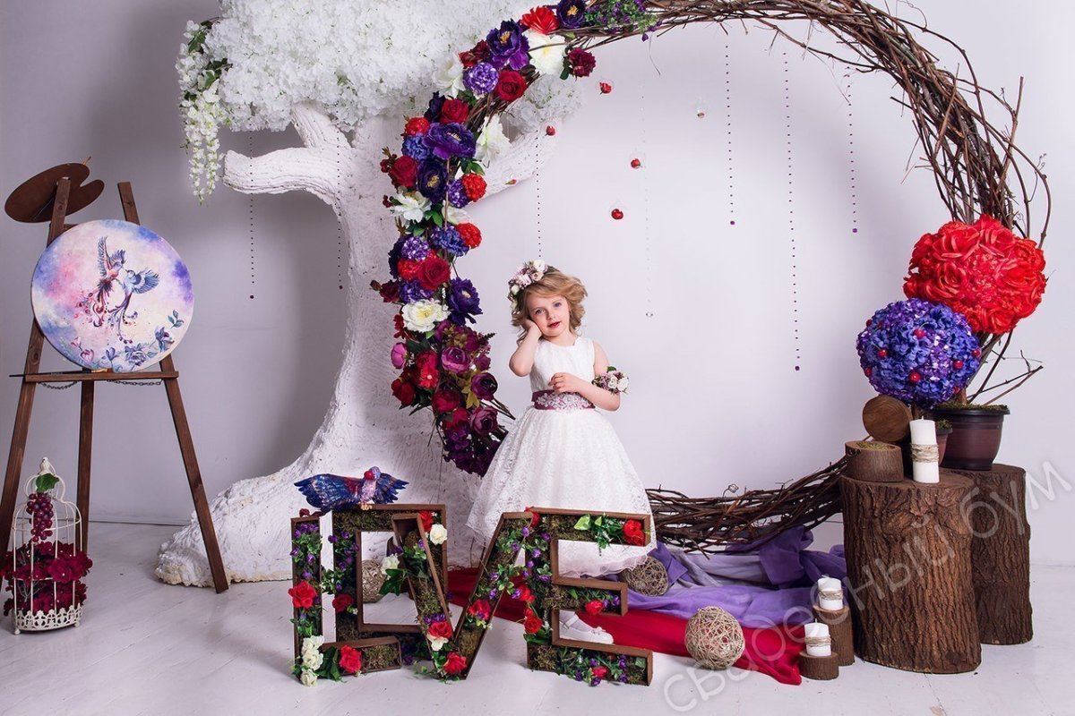 Фотозона на свадьбу из бумажных цветов