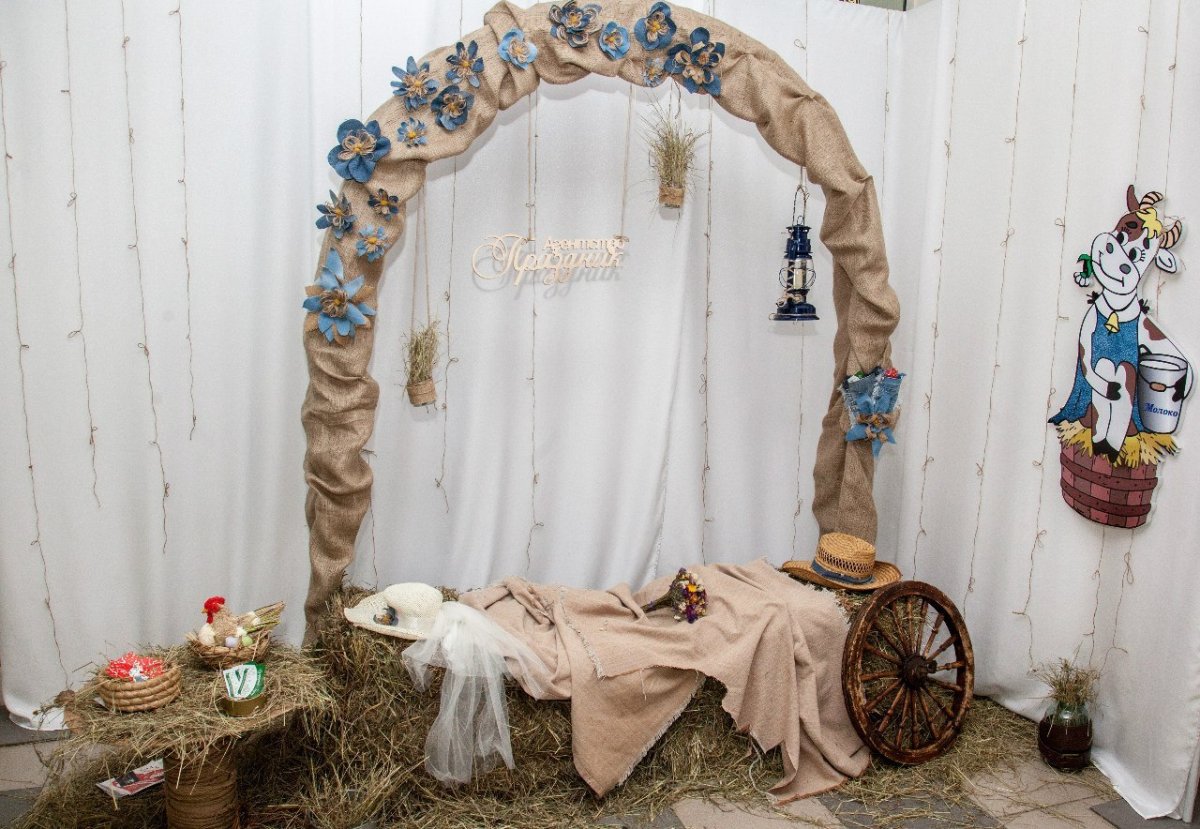 Русская изба в деревне внутри