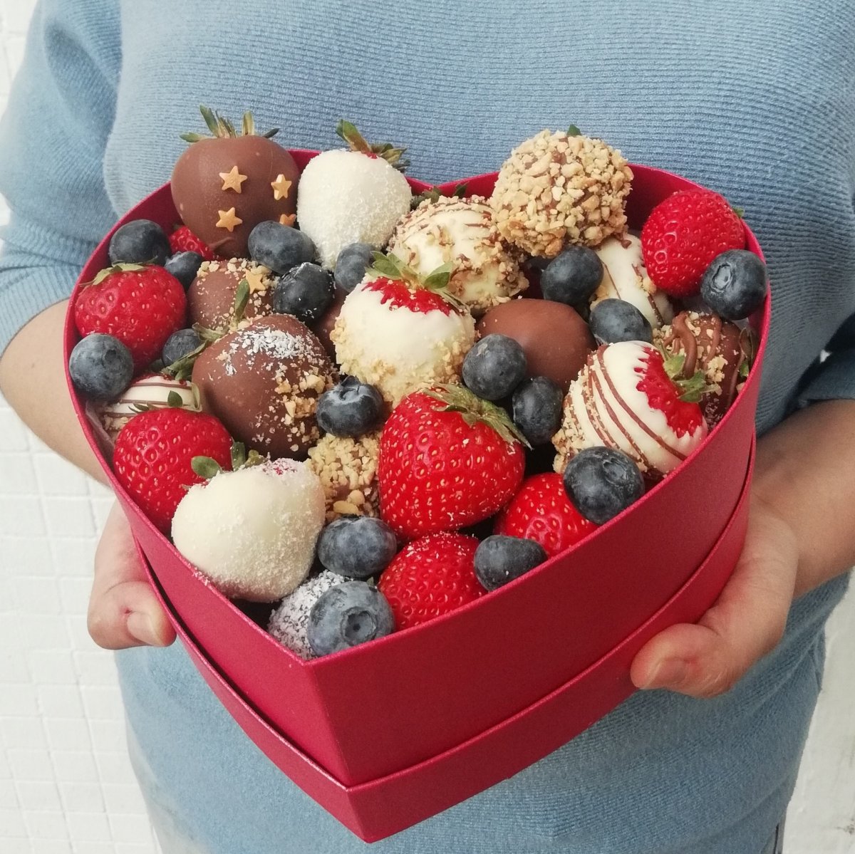 Подарок из клубники в коробке