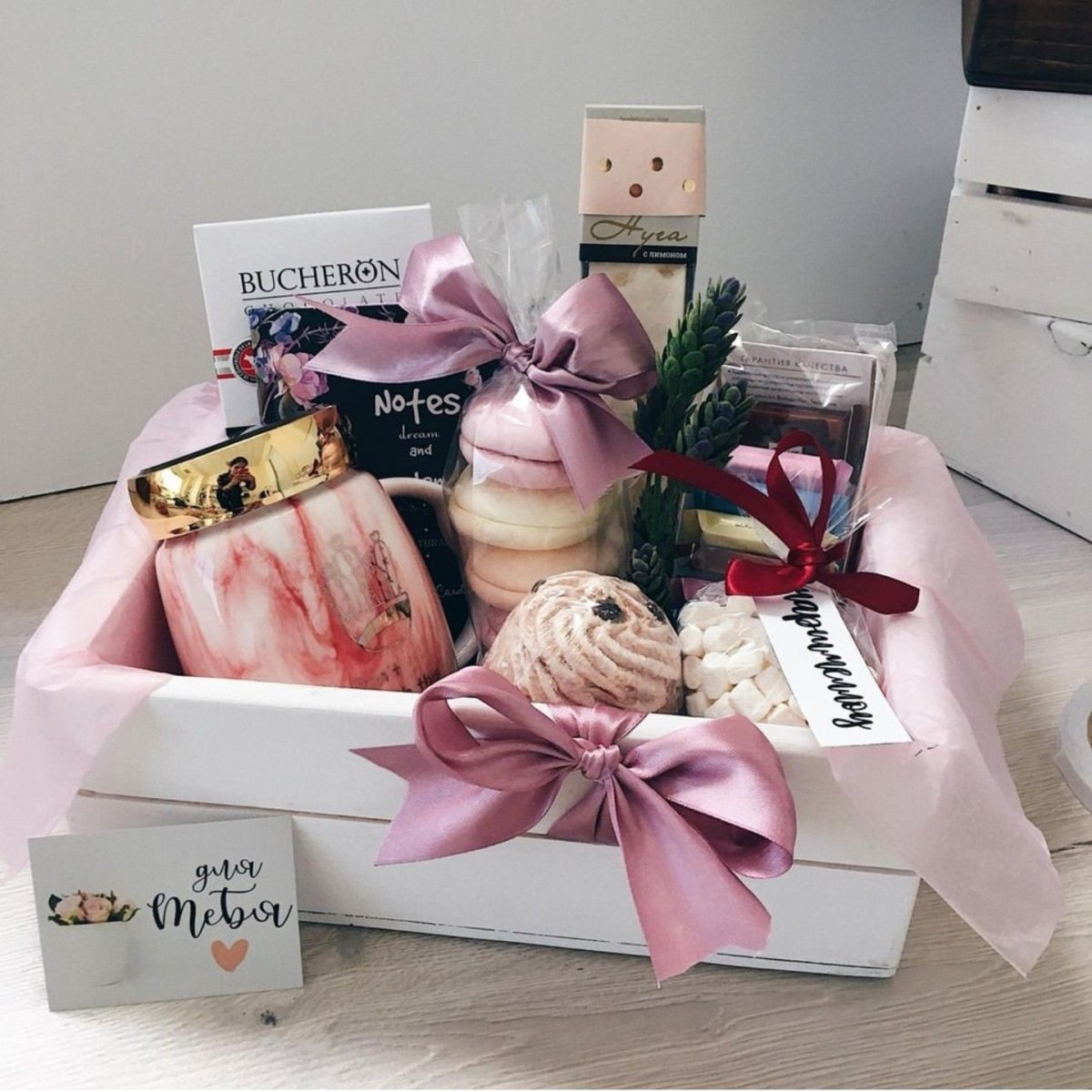 Подарок в коробке для девушки