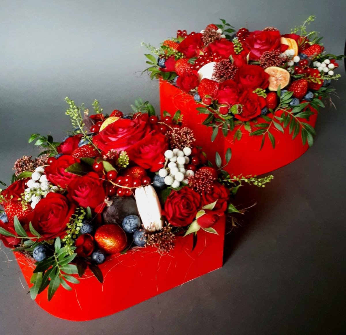 Коробка с ягодами и цветами