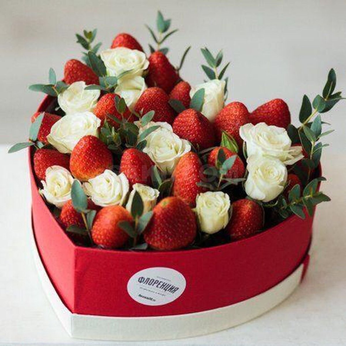 Коробка с клубникой и цветами