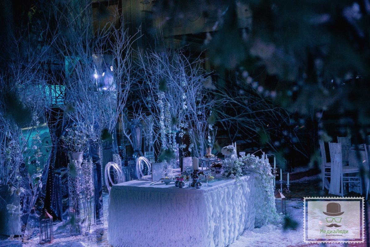 Украшение в стиле снежной королевы