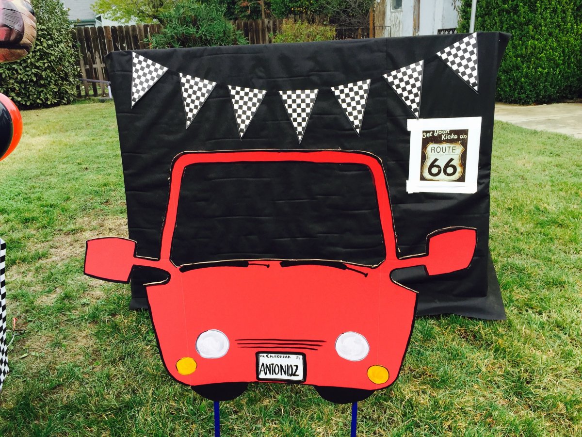 Фотозона с машиной