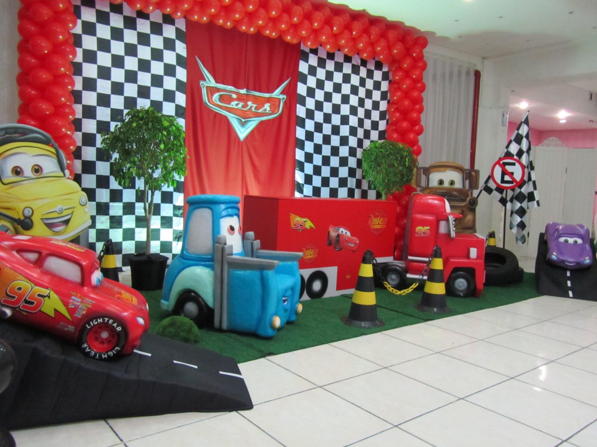 Фотозона с дождиком Тачки