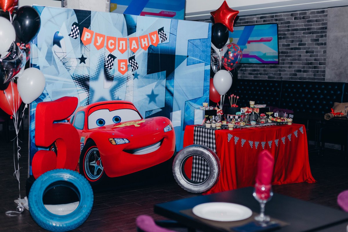 Диван в автомобильном стиле