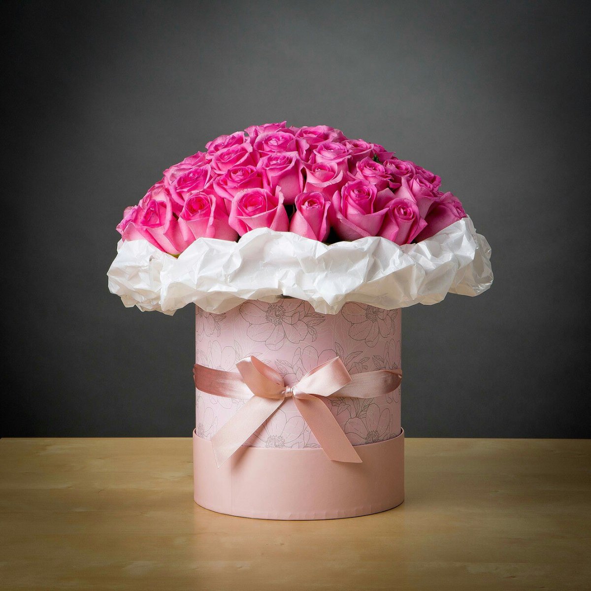 Коробка с цветами в руках