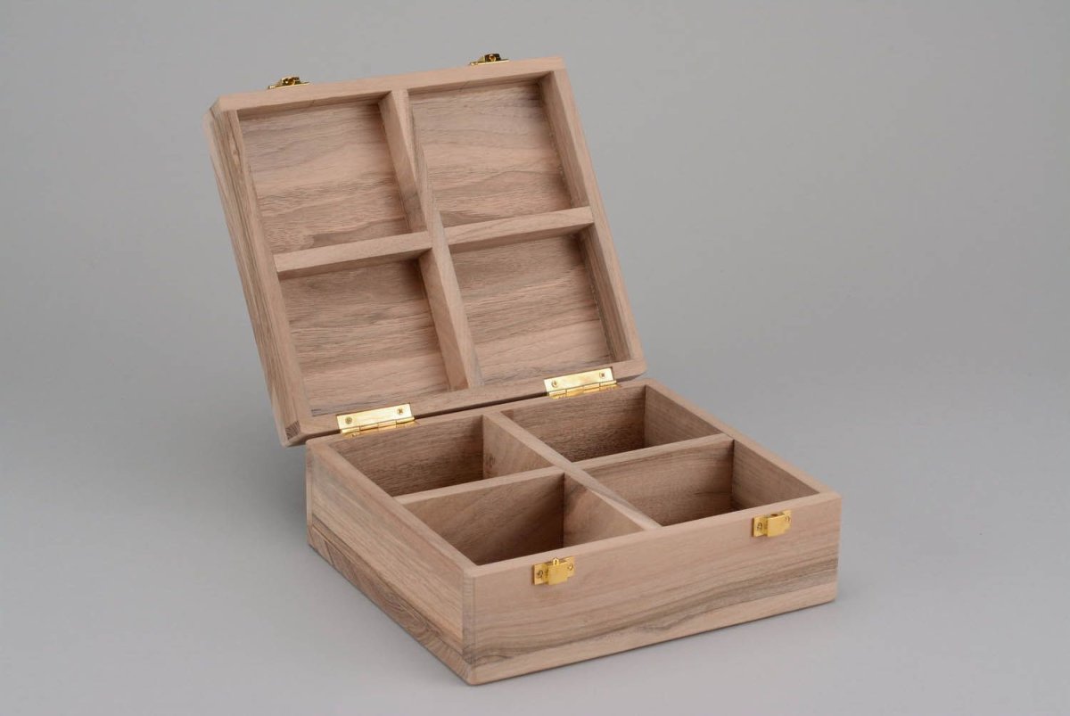 Деревянная коробка с логотипом