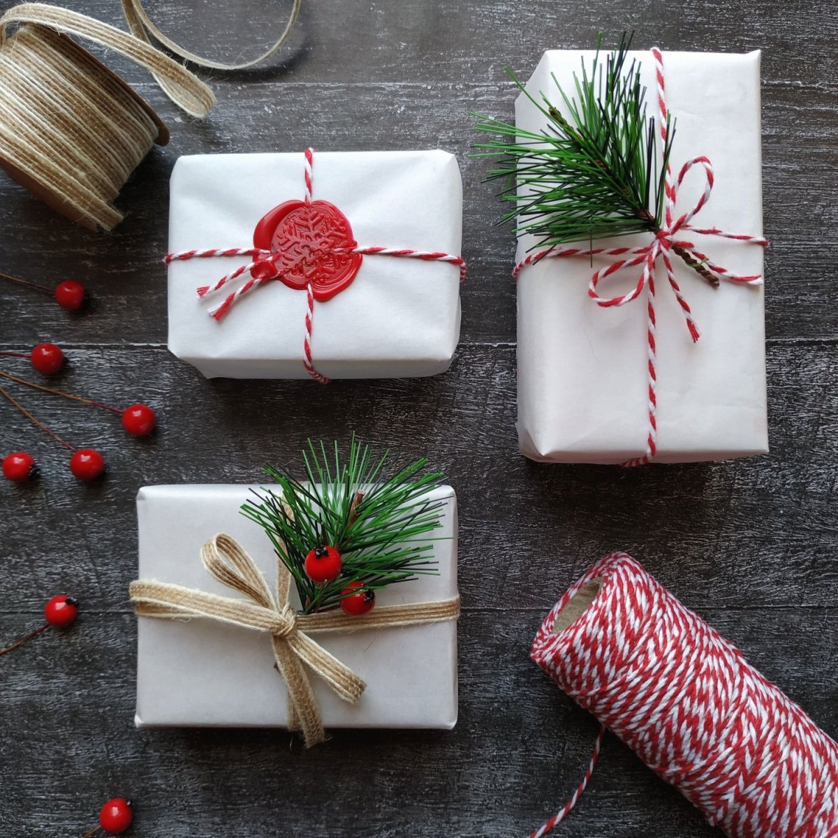 Упаковка подарка в крафтовую бумагу