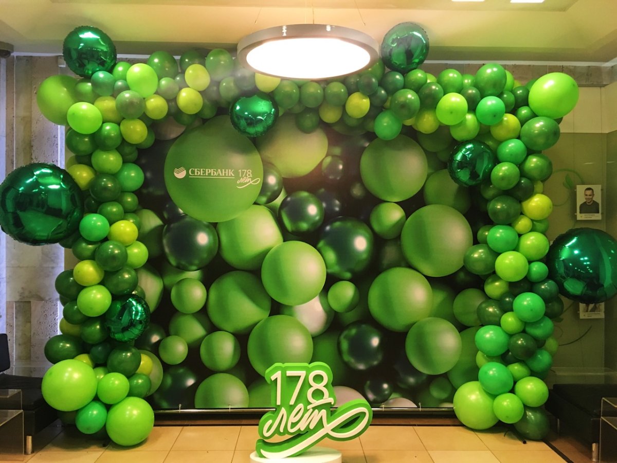 Украшение шарами в изумрудных тонах