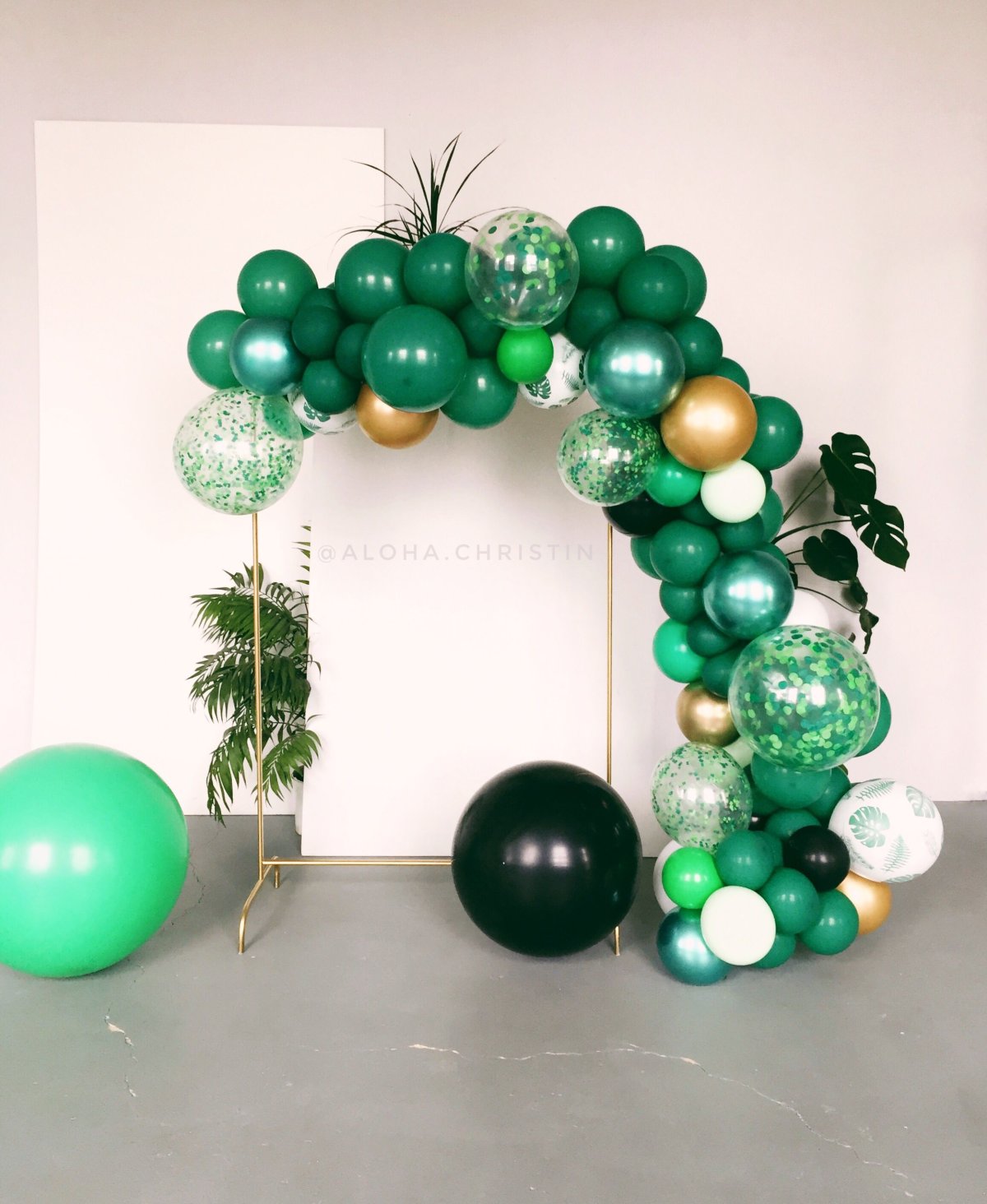 Фотозона с голубыми и зелеными шарами