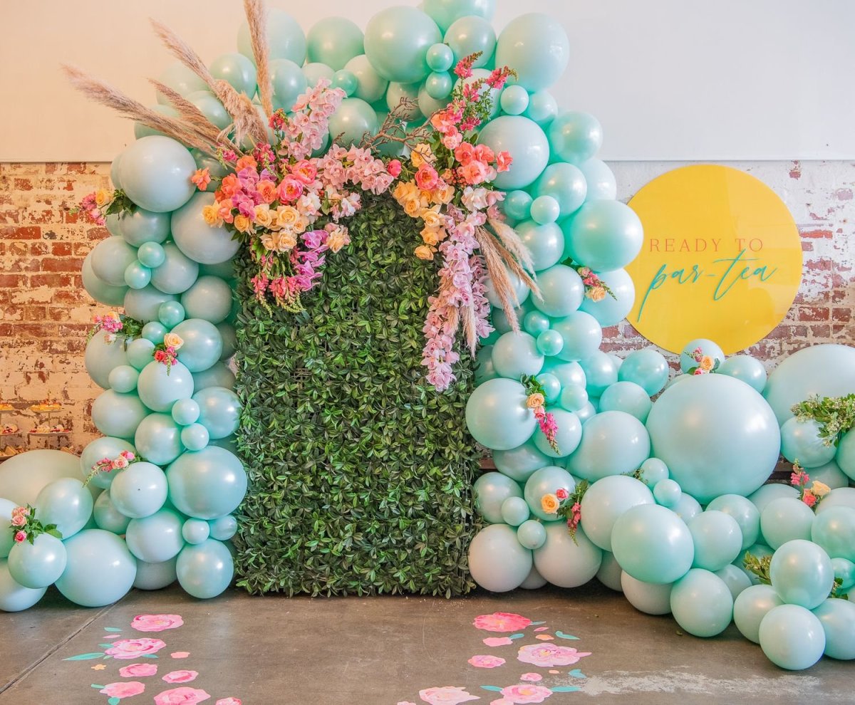 Украшение шарами в зеленых тонах