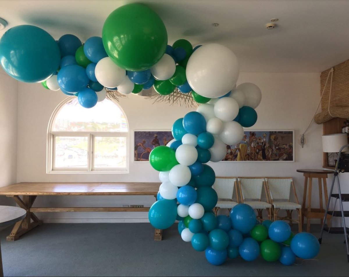 Фотозона с шариками и с цветами в изумрудном цвете