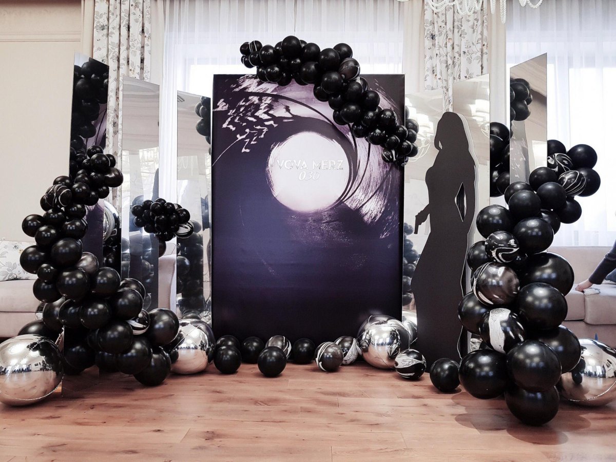 Фотозона в черно белом стиле