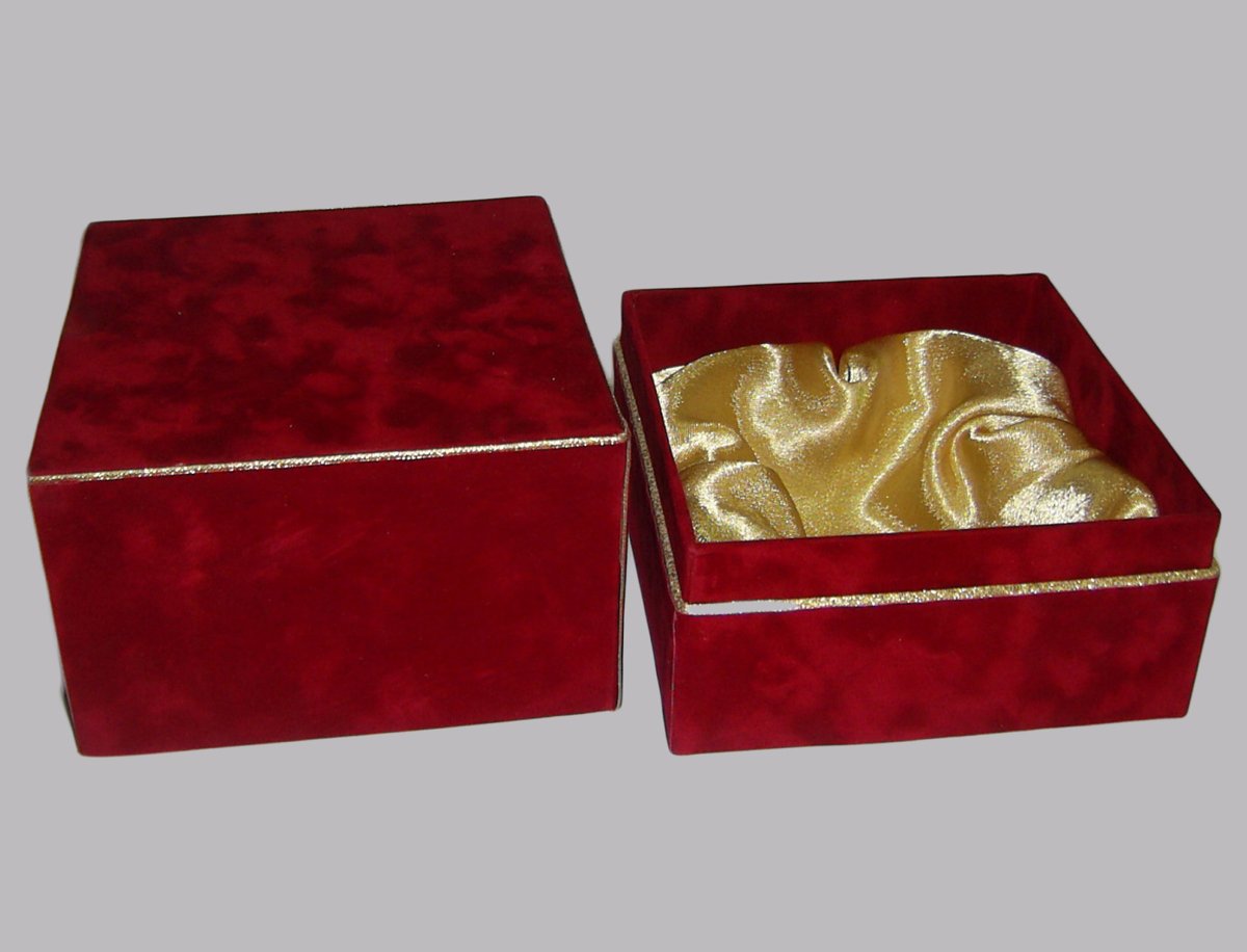 Подарочные бархатные коробки