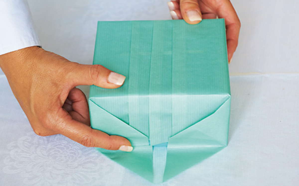 Красиво упаковать сборный подарок на новый год к