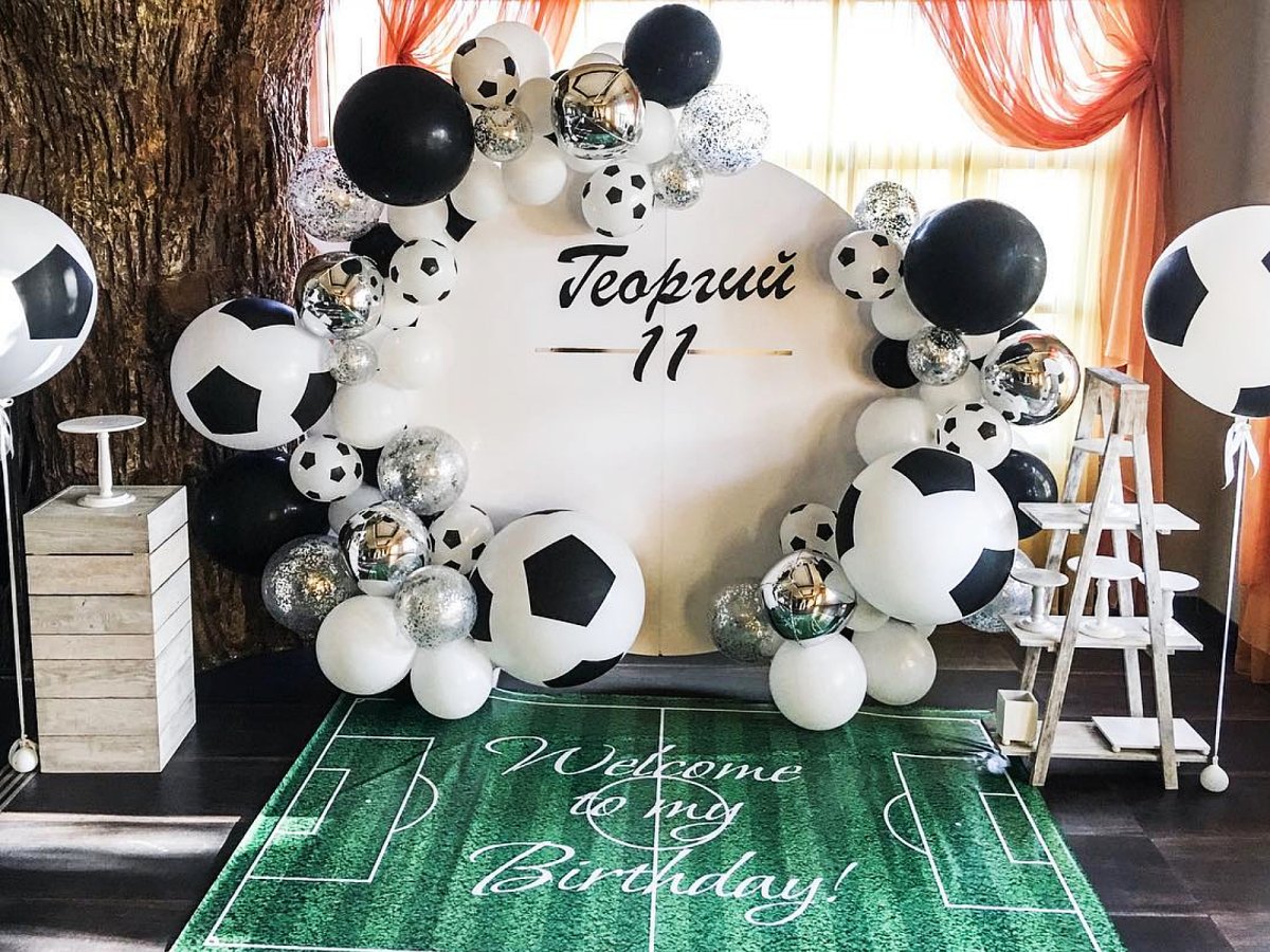 Много футбольных мячей