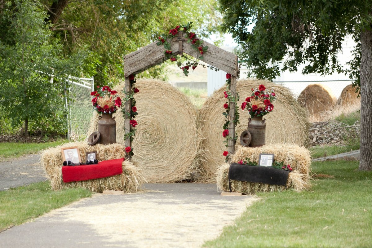 Из рулонов соломы