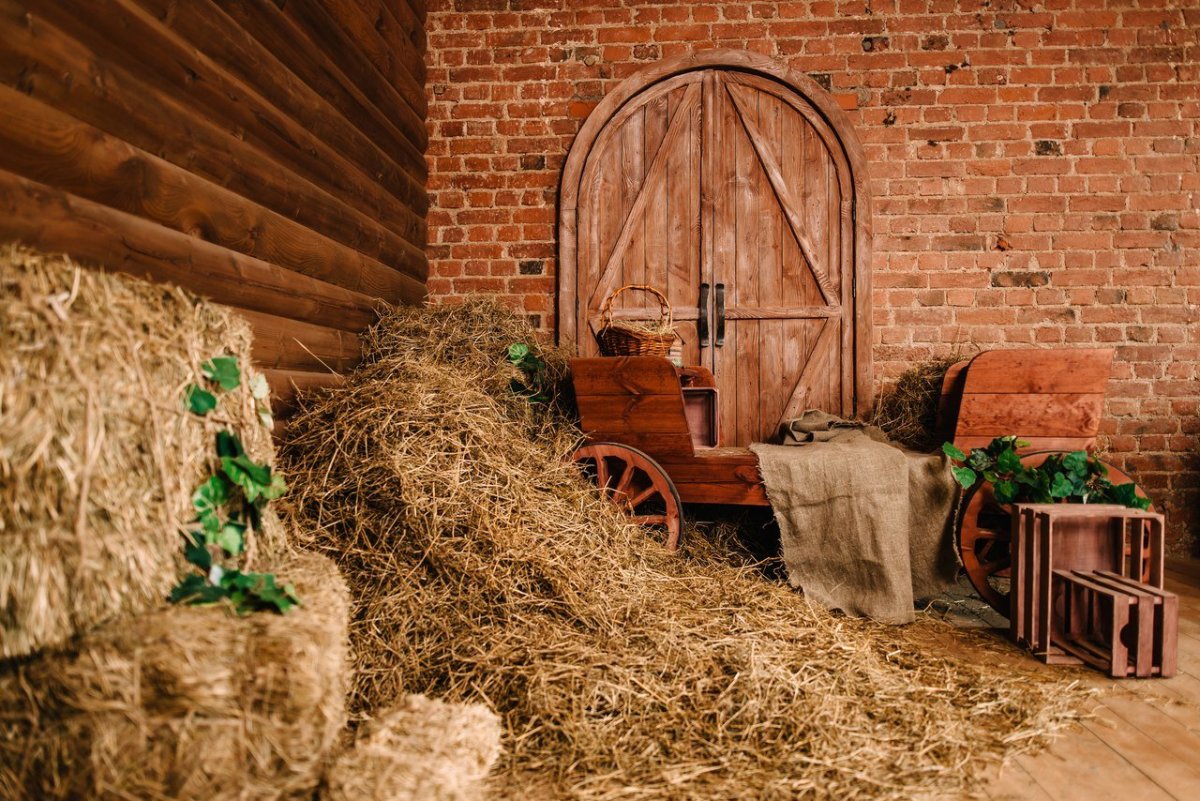 Фотозона в русском народном стиле с сеном