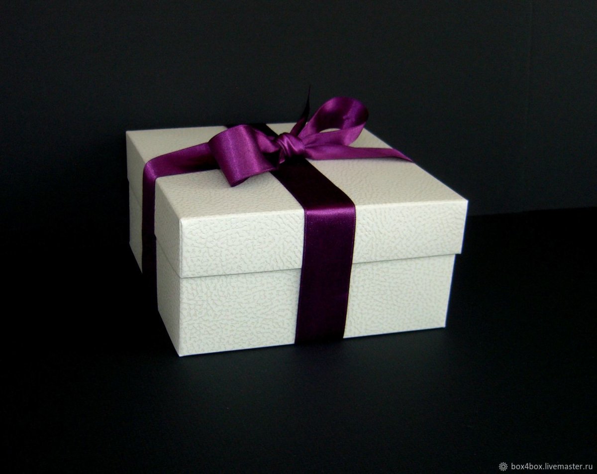 Большая белая коробка с крышкой для подарка