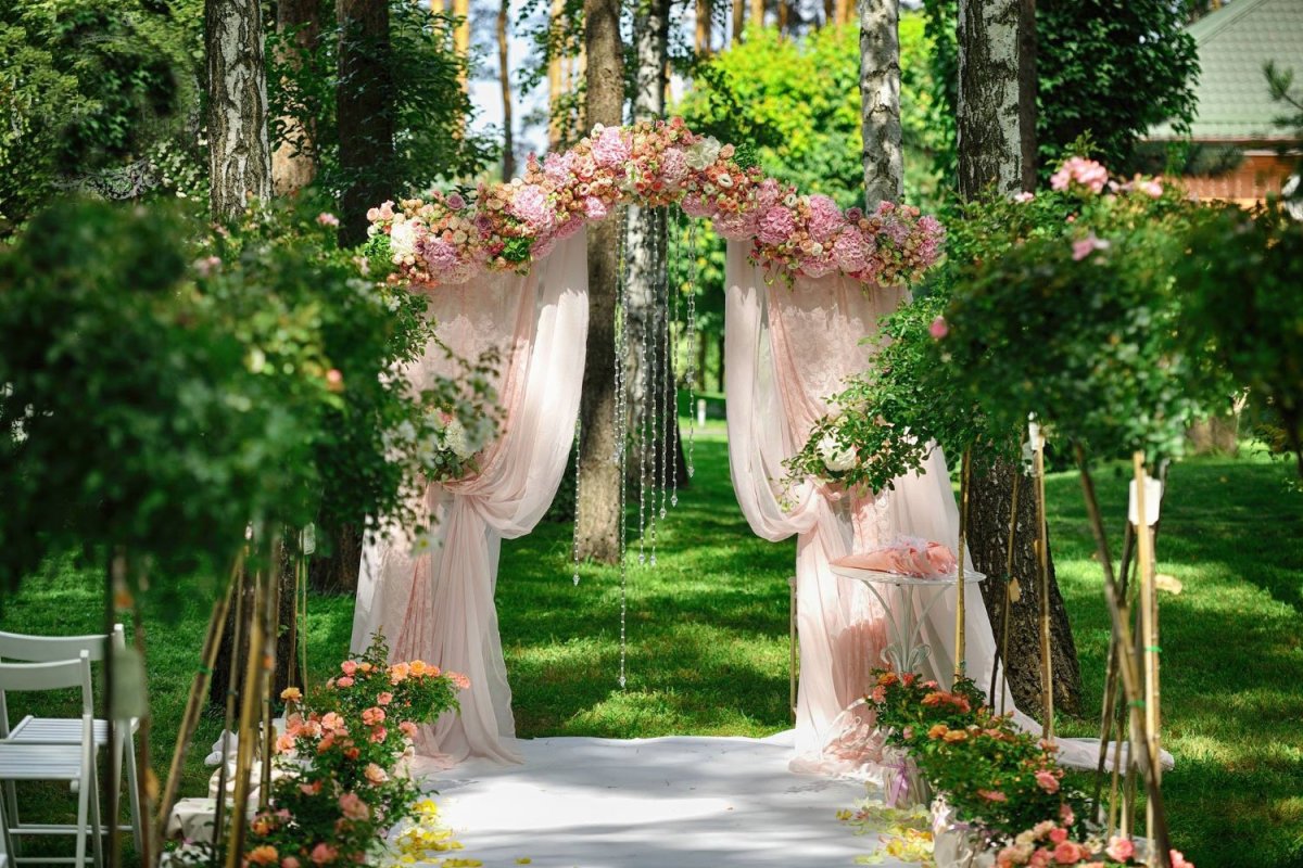 Свадебная арка в лесу