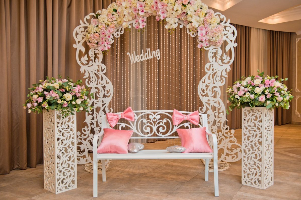 Круглая деревянная арка на свадьбу