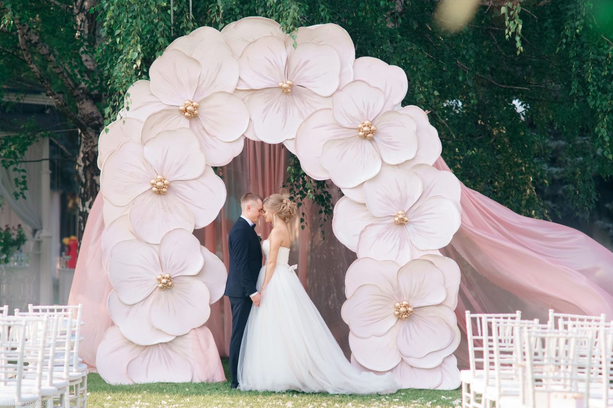 Свадебные арки в красных тонах