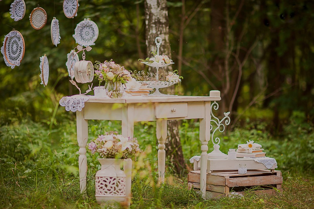 Фотозона со столиком