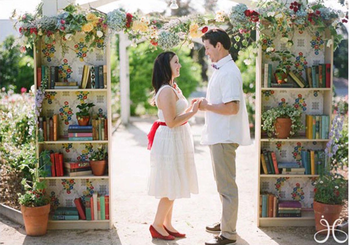 Книжная фотозона на свадьбу