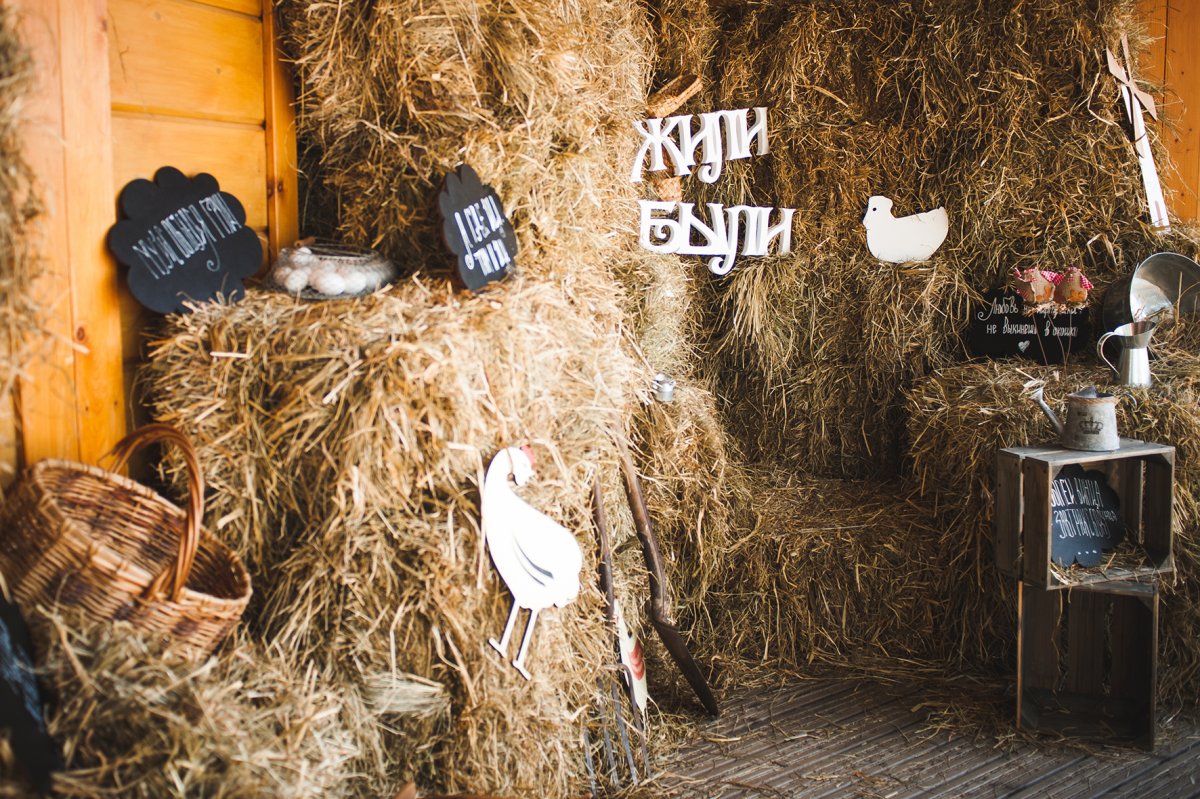 Фотозона с сеном в деревенском стиле