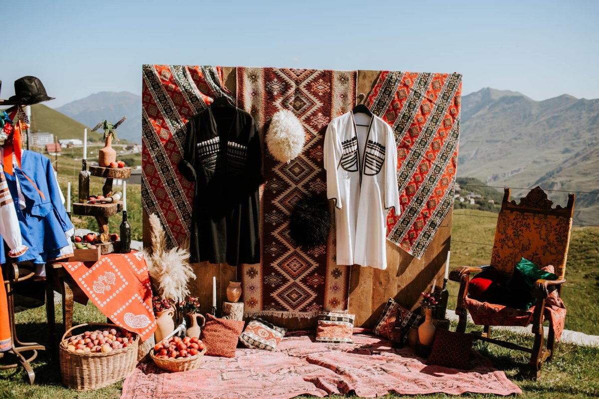 Фотозона в армянском стиле