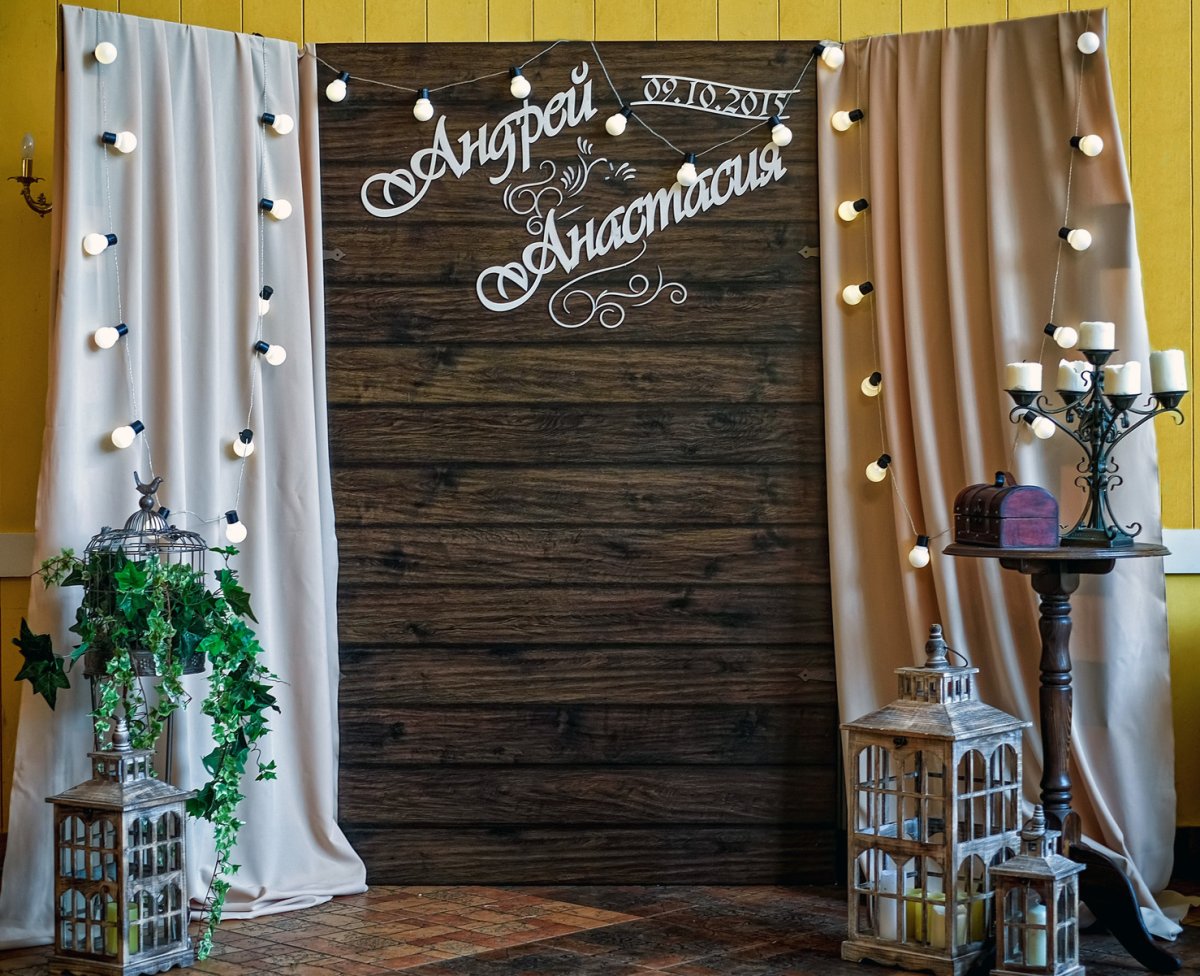 Фотозоны с деревянным баннером