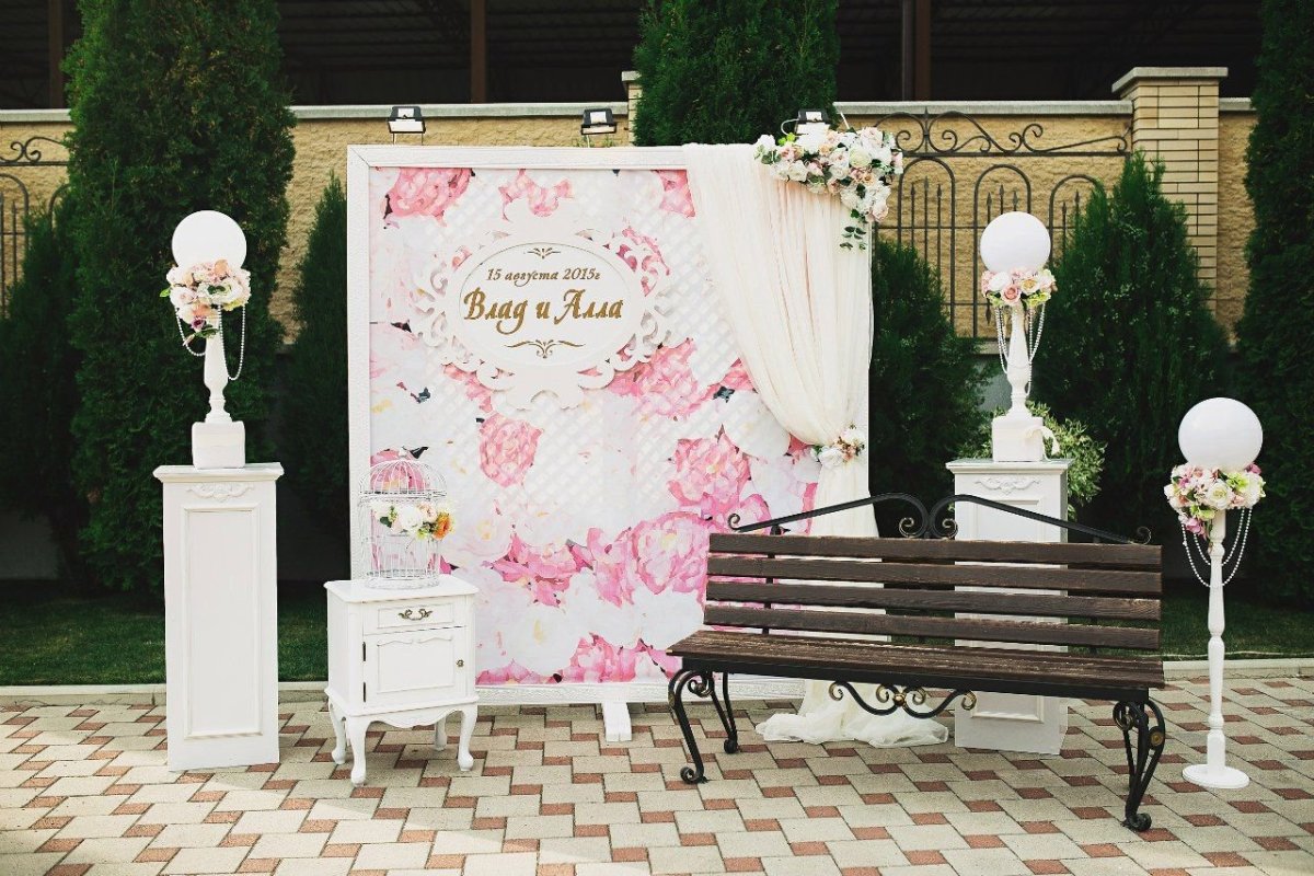 Фотозона в классическом стиле на свадьбу