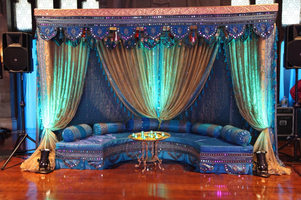 Украшение зала в индийском стиле