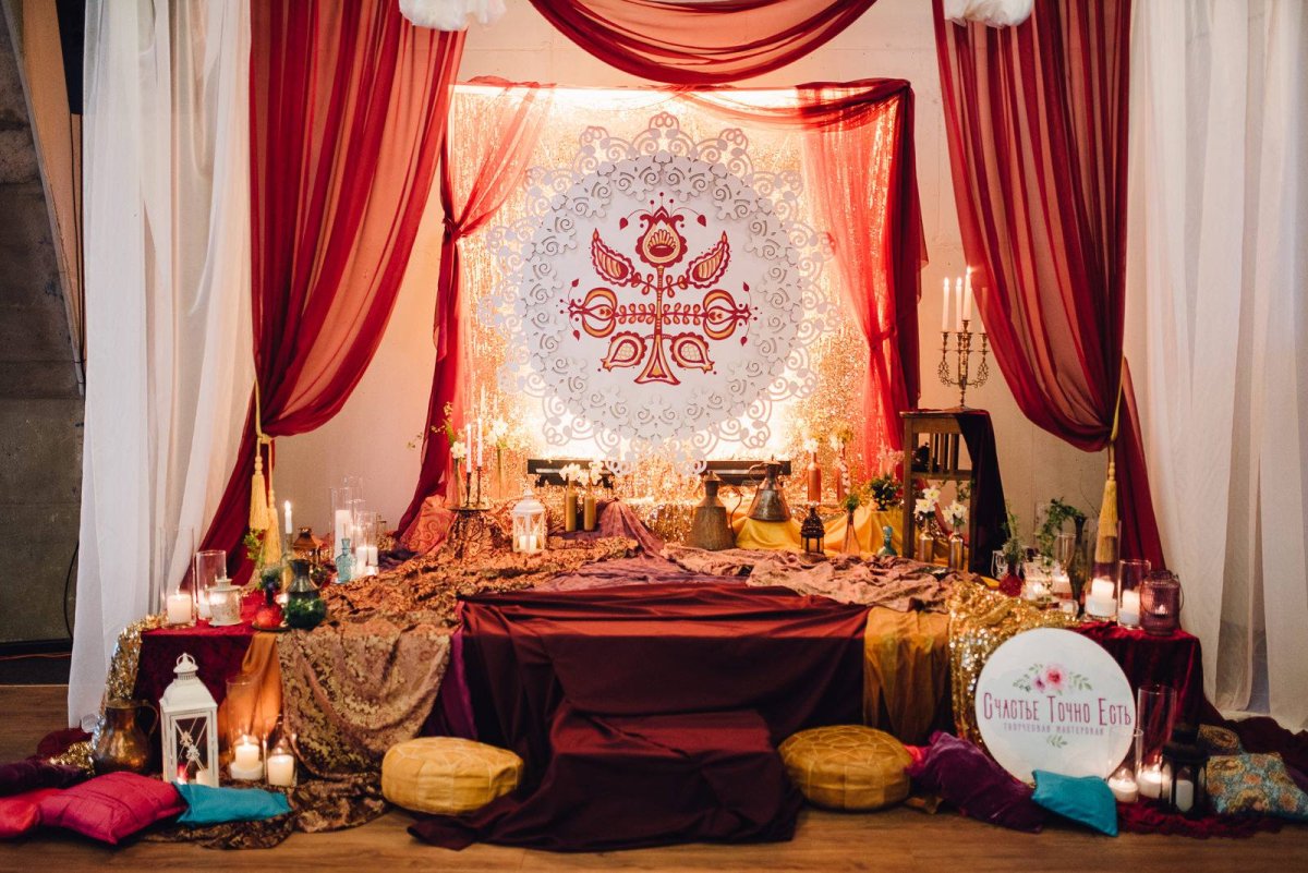 Украшение зала в индийском стиле