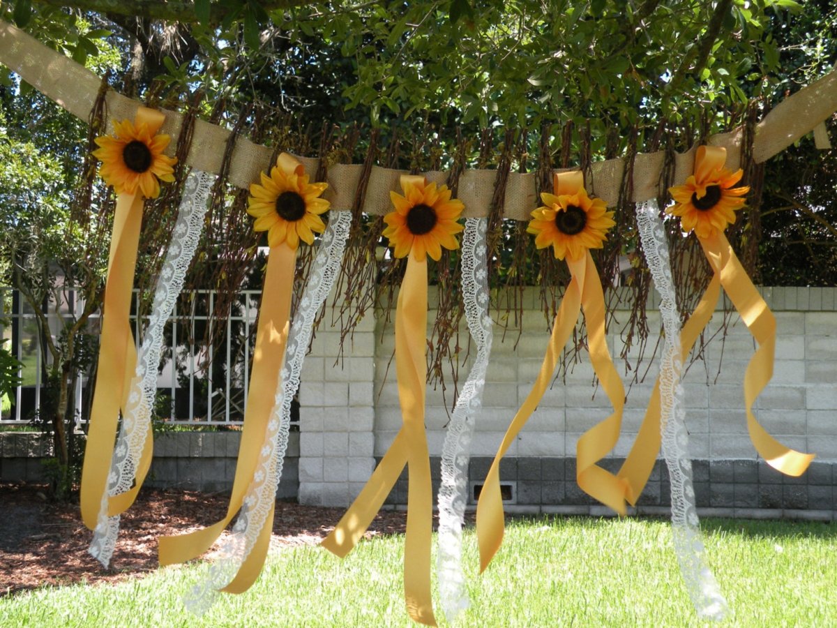 Фотозона с подсолнухами