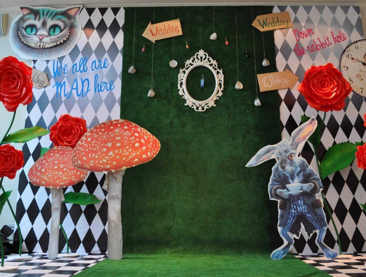 Алиса в стране чудес баннер для фотозоны