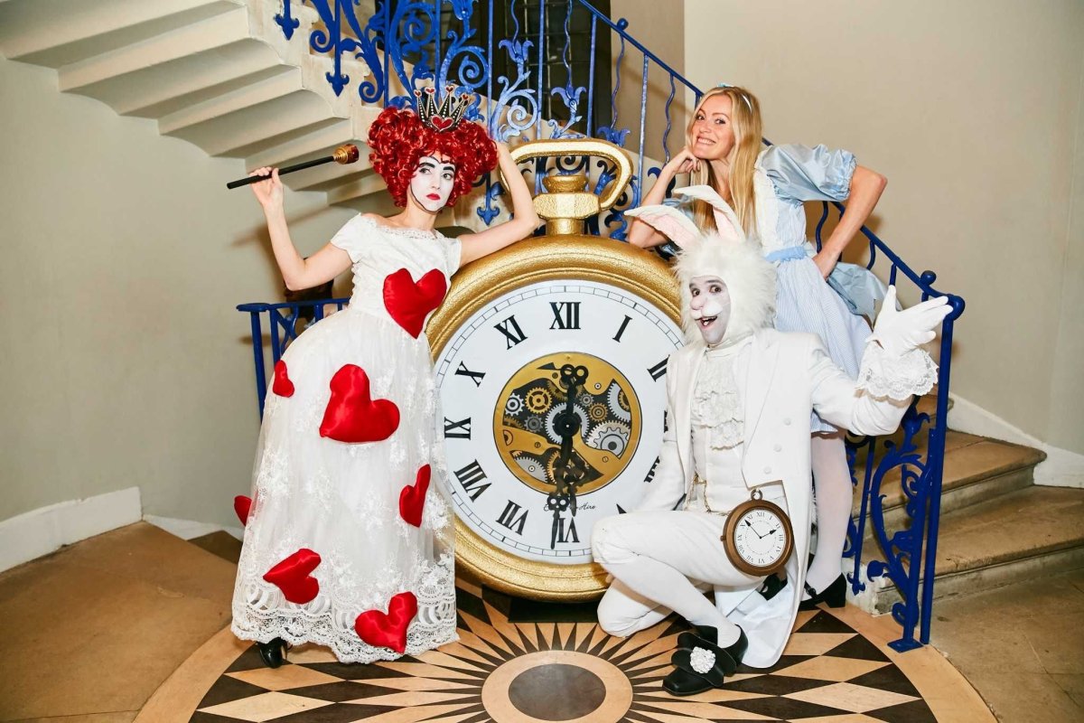 Фотозона Алиса в Зазеркалье